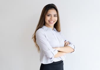 junge-bruenette-frau-mit-verschraenkten-armen