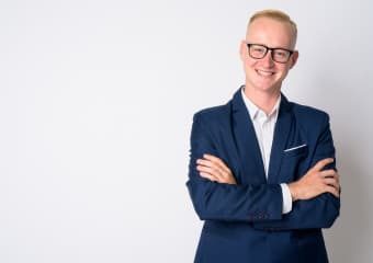 junger-geschaeftsmann-mit-verschraenkten-armen